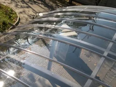 Монолитный поликарбонат 4 мм прозрачный, цена в Омске от компании Полисервис