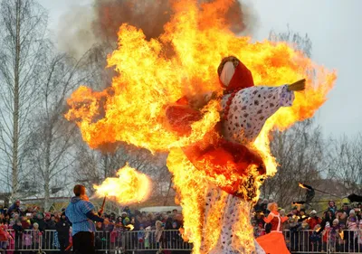 горящее чучело Масленицы , русская традиция, проводы зимы Stock Photo |  Adobe Stock
