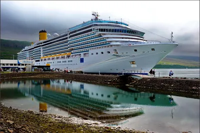 Фотографии Круизный лайнер Costa Luminosa in the Akureyri fjord