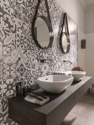 Отзыв: декор интерьера ванной комнаты - тропические листья на белом фоне