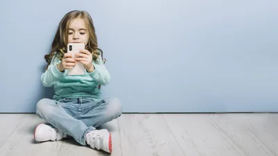 Унылые маленькие девочки дети самонаводят Стоковое Фото - изображение  насчитывающей этничность, дом: 119782720