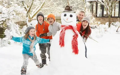 зимние дети девочки и мальчик наслаждаются зимой. дети играют на улице в  снегу. открытый праздник для детей. Стоковое Фото - изображение  насчитывающей напольно, отдых: 236191410