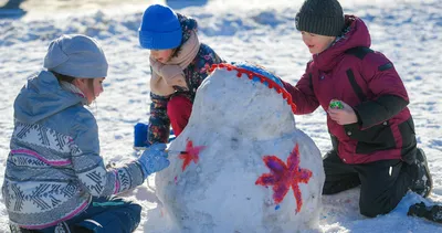 зимние праздники. дети играют зимой. Стоковое Изображение - изображение  насчитывающей смешно, удобно: 234767809