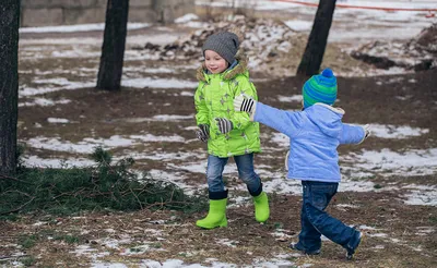 Маленький ребенок идет по снегу зимой фотография Stock | Adobe Stock