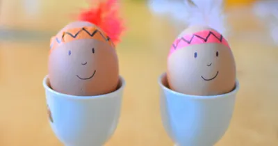 2 идеи как украсить пасхальное яйцо своими руками: рисунки, узоры, наклейки  - Дети Mail.ru