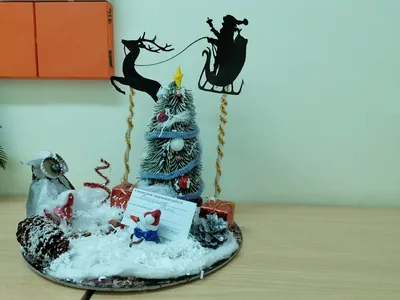 Рождество, X-mas, Новый год, зима, праздничная концепция - улыбающиеся дети  в санта-шляпе делают рождественские украшения Стоковое Изображение -  изображение насчитывающей хобби, дети: 162859069
