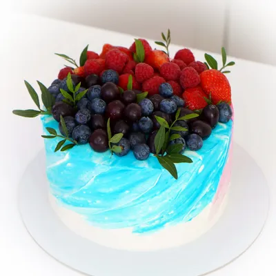 Ещё один дизайн детского торта со свежими ягодами! Все таки родители часто  любят, когда детские торты украшены ягодой ❤️ А сделать… | Instagram
