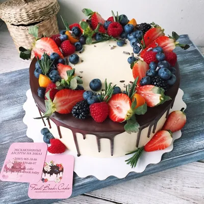 Торт с ягодами и шоколадками на заказ, фабрика Караваево, купить с доставкой