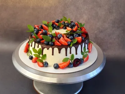 Торт с ягодами и конфетами №979 по цене: 2500.00 руб в Москве | Lv-Cake.ru
