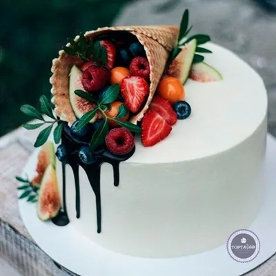 Детский торт мило оформлен ягодами... - Торт на заказ Минск | Facebook