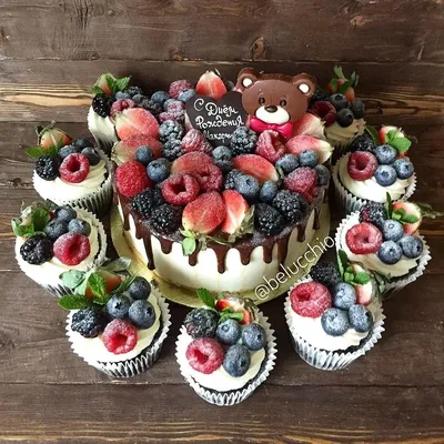 Детский торт с макаронами и ягодами на заказ – Кондитерская студия  MyCityCake