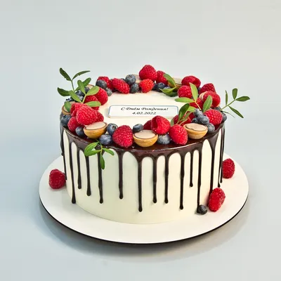 Кремовый торт с ягодами \"Клубника и рафаэлло\" заказать с доставкой в СПБ