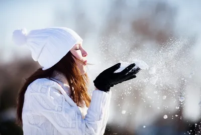 Прекрасное изображение: девушка на фоне снегопада