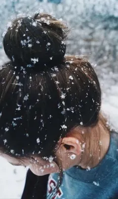 Снежный пейзаж с очаровательной девушкой
