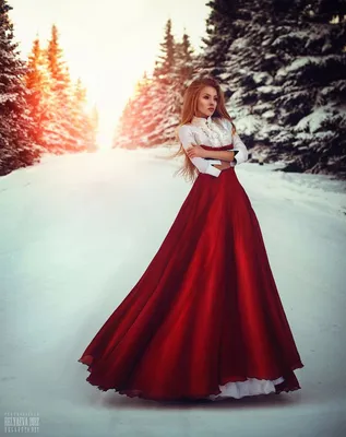 Загадочная красота девушки на фоне белого снега