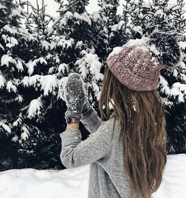 Девушка на фоне заснеженного пейзажа: красота зимы