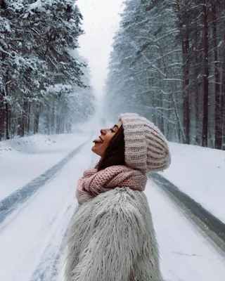 Волшебная атмосфера: фото девушки на фоне снега