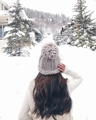 Фото девушки на фоне белого снега в webp