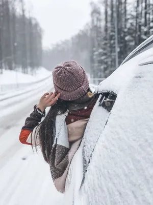 Изображение девушки на прекрасном зимнем фоне