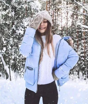 Рассвет над заснеженными холмами: девушка на фоне снега