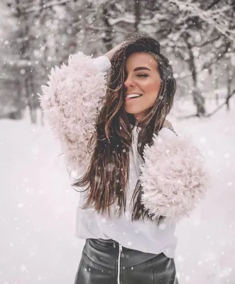 Девушка, снег и мороз - идеальные обои для зимы