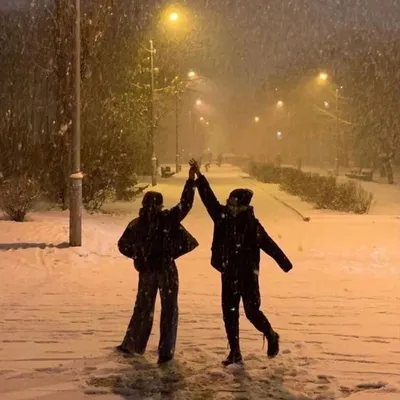 Фото девушки в зимней атмосфере снежного утра