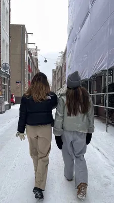 Заброшенные дорожки с девушкой на фоне снега