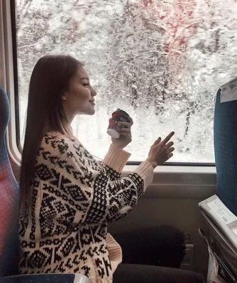 Фотография девушки, окруженной свежим снегом