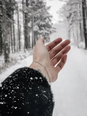 Изображение девушки на фоне снежной зимы