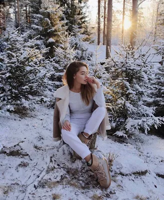Осенняя фотосессия с прекрасной девушкой на заднем плане снег
