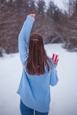 Девушек на снегу со спины фотографии