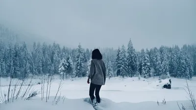 Красивые девушки сзади на снегу: снимки великолепного зимнего настроения