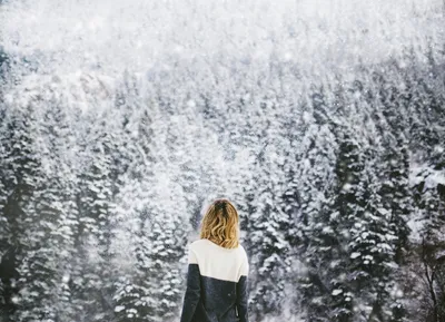 Снежная атмосфера с Девушками на снегу со спины в формате jpg