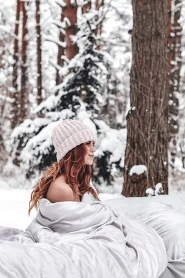 Снежные обои с изображением девушек на снегу для скачивания