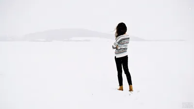 Фото Девушки на снегу со спины: зимний эстетический взгляд из-за плеч