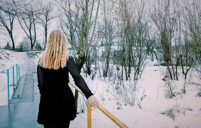 Загадочные и гармоничные образы Девушек на снегу со спины