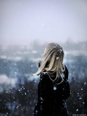 Фото Девушек на снегу со спины: воплощение зимней романтики