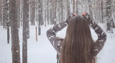 Фото с девушками на снегу со спины: прекрасное зимнее впечатление