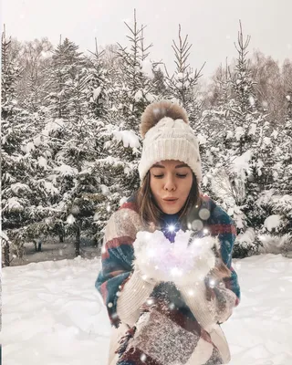 Девушек на снегу
