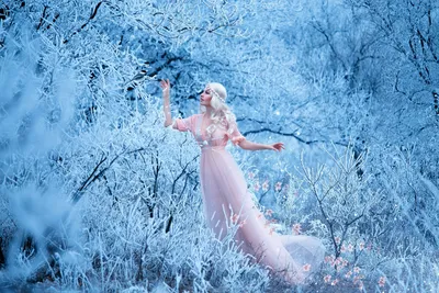 Прекрасная картина: девушки зимой со снегом