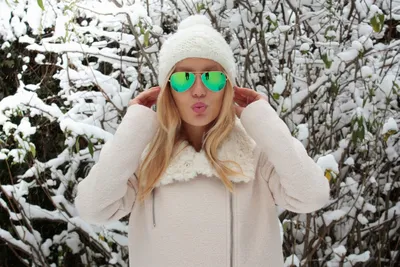 Игра света и тени: красивые образы девушек на фоне снега