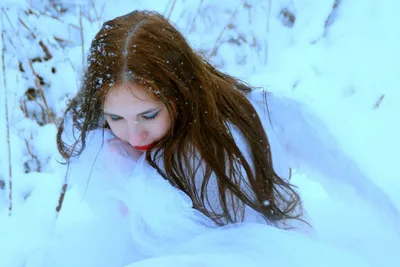Захватывающие кадры девушек зимой со снегом
