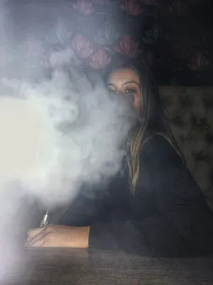 Девушка курит картинки фотографии