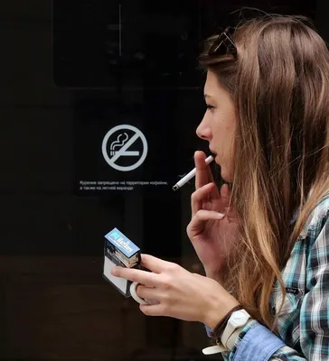 Молодая женщина курит с мундштуком на цветном фоне :: Стоковая фотография  :: Pixel-Shot Studio