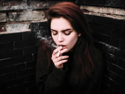девушка курит сигарету за темным светом, сигаретный дым, Hd фотография  фото, сигарета фон картинки и Фото для бесплатной загрузки