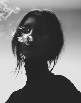 Репродукция картины Девушка курит доллар