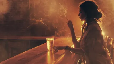 Красивая Белая Девушка Закуривает Сигарету Курит Возле Бара Закрыть  стоковое фото ©MUZASTOCK 588336624