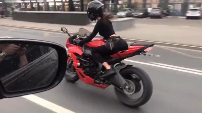 Разъезжающую на мотоцикле в одном боди девушку сняли в Воронеже