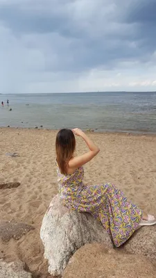 Девушка гуляет по берегу моря …» — создано в Шедевруме