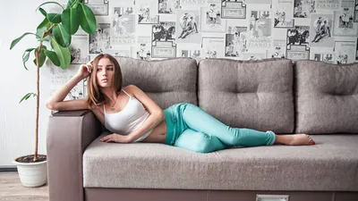 Картина Девушка лежащая на диване. Размеры: 80x60, Год: 2020, Цена: 9000  рублей Художник Беляков Валерий
